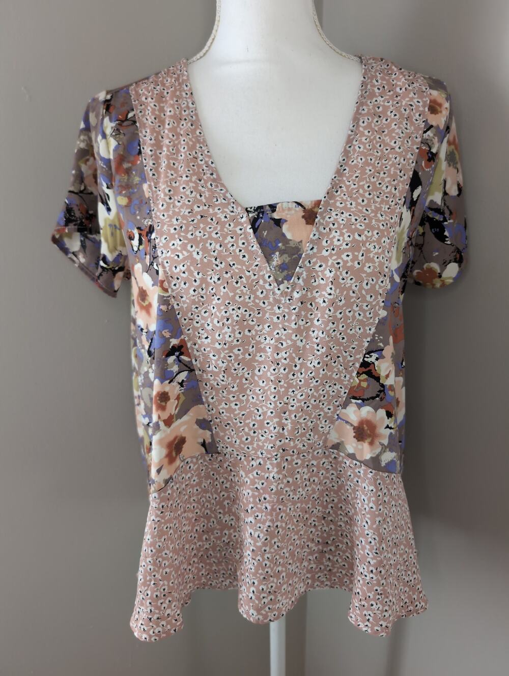 En Elle Floral Peplum Blouse Size M Boho V Neck Mixed Print